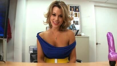 Cute flirty MILF Ashley Coda visite Bangbros