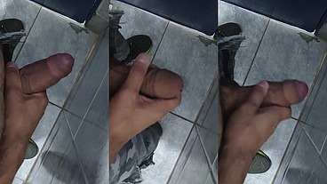 Punheta bem gostosa do corno no banheiro do trabalho