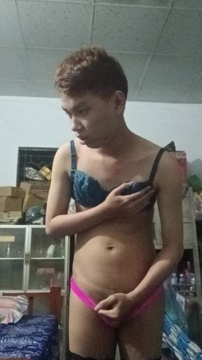 Young men wear underwear, bras, lace socks, and 6cm high heels to masturbate