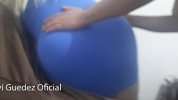 The hot fell in his mouth on his rolls and as retribution, took cock in the pussy, in the ass and a beautiful esporrada in the b