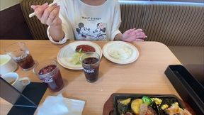 1週間ぶりに大◯生彼女とファミレスにご飯食べにデートした後に僕の部屋で適当にスマホいじっててなんかお互いシタくなってそのまま…。