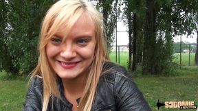 Lana, 18 ans se fait dilater le cul