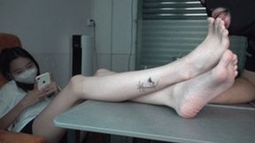 The goddess Tingting humiliated the boss, licking and sucking her toes!