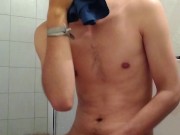 me masturbo y juego con mi piss