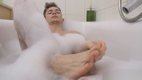 Twink adores feet in bath