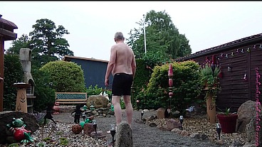 Dicker Mann im Vorgarten 1 ** Badehose **