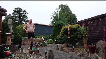 Dicker Mann im Vorgarten 1 ** Badehose **
