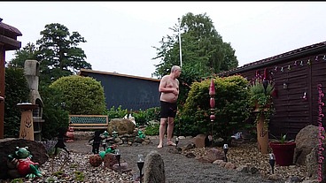 Dicker Mann im Vorgarten 1 ** Badehose **