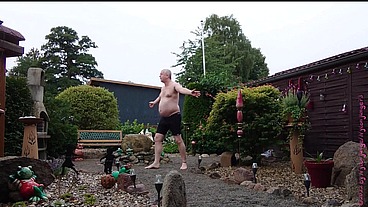 Dicker Mann im Vorgarten 1 ** Badehose **