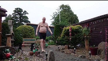 Dicker Mann im Vorgarten 1 ** Badehose **