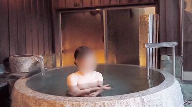 High class girl cumming in rented outdoor bath hot spring threesome