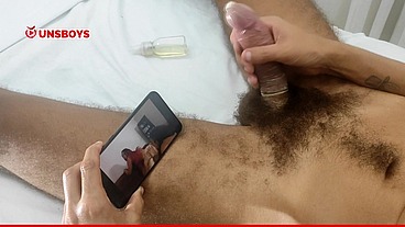 Magrinho dotado gozando com vontade depois de chegar da faculdade - Assista completo