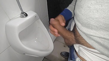 Gozando no banheiro do shopping