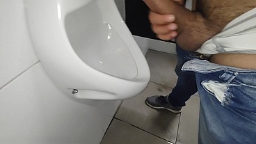 Gozando no banheiro do shopping