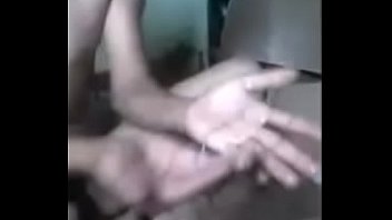 pasivo tiene sexo por primera vez  con consolador casero