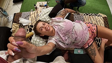 Estava fazendo uma tatuagem e o safado querendo me fuder