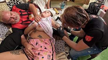 Estava fazendo uma tatuagem e o safado querendo me fuder