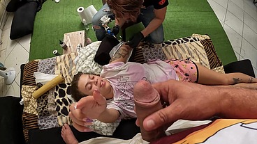 Estava fazendo uma tatuagem e o safado querendo me fuder