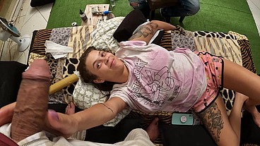 Estava fazendo uma tatuagem e o safado querendo me fuder