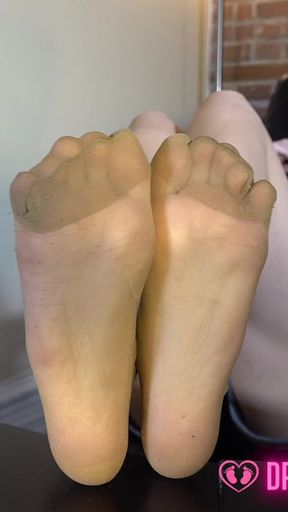 Nina's Smelly Nylon Feet - dreamgirls in Socks