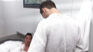 Rasblandat par, barbacka, slickande, badrum – homosexuella analt knullade