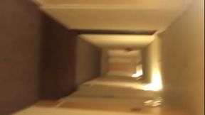 Desfilando pelos corredores e elevador do Hotel so de calcinha