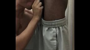 Muleque que joga futebol todo fim de semana aqui na minha rua ficava sempre apartando o pau pra mim. Mamei gostoso