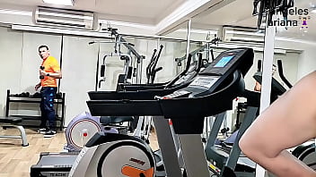 Lo provoqué_ y me folló_ en el gym.Sexo arriesgado, casi nos descubren
