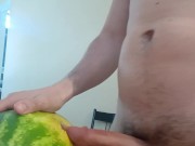 Me cojo una sandía imaginando tus nalgas