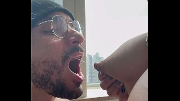 A Safada com leite nos peitos adora ser chupada por um macho que beba seu leite materno