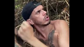 Levei a putinha no matagal pra foder