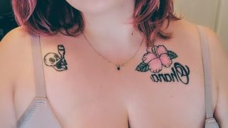 Sprut, sprutande – hemmagjord solotjejvideo med bystiga stora naturliga bröst Amerikansk MILF-hora onanerar