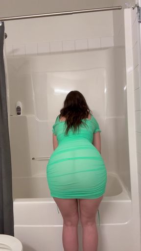 Amateur onlyfan shows off her ass