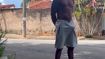 Fui dar um rol&ecirc_ sem cueca e recebi mij&atilde_o de macho na boca