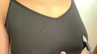 Fカップのノーブラ乳首オナニー。エアリズムの上からペンで乳首を弄ってみたら…