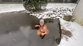 Hot warm-up fuck after an ice bath!  ❄🔥