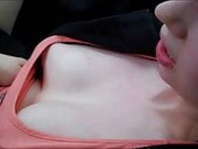 Teen bringt sich mit Vib im Auto zum Orgasmus