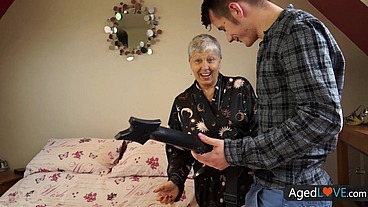 Granny Savana enjoys the hot ride on Sam's young cock AGEDLOVE