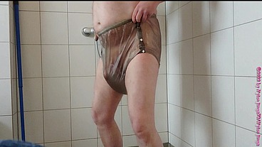 Inkontinenz-Test von Nylonjunge 3 ** Gummihose **