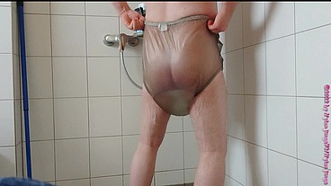 Inkontinenz-Test von Nylonjunge 3 ** Gummihose **