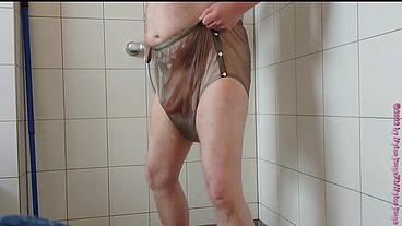 Inkontinenz-Test von Nylonjunge 3 ** Gummihose **