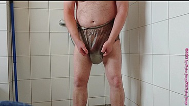 Inkontinenz-Test von Nylonjunge 3 ** Gummihose **