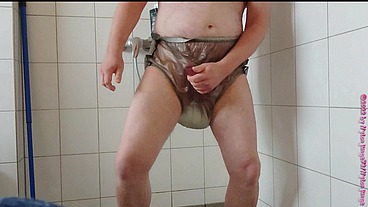 Inkontinenz-Test von Nylonjunge 3 ** Gummihose **