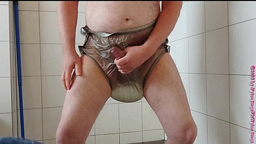 Inkontinenz-Test von Nylonjunge 3 ** Gummihose **