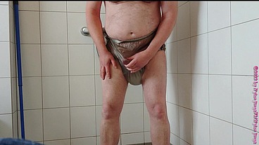 Inkontinenz-Test von Nylonjunge 3 ** Gummihose **