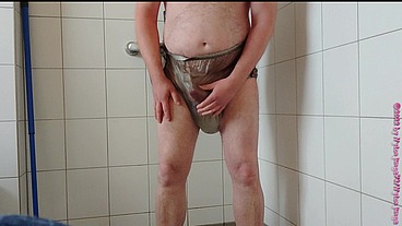 Inkontinenz-Test von Nylonjunge 3 ** Gummihose **