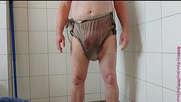 Inkontinenz-Test von Nylonjunge 3 ** Gummihose **