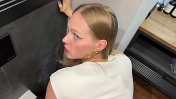 A TINDER DATE ENDED IN SEX IN A PUBLIC TOILET