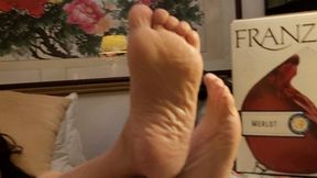 RELAX ON COUCH WITH ME AND SEE MY MILF PUSSY AND FEET