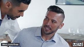 Bareback threesome with two hunks
